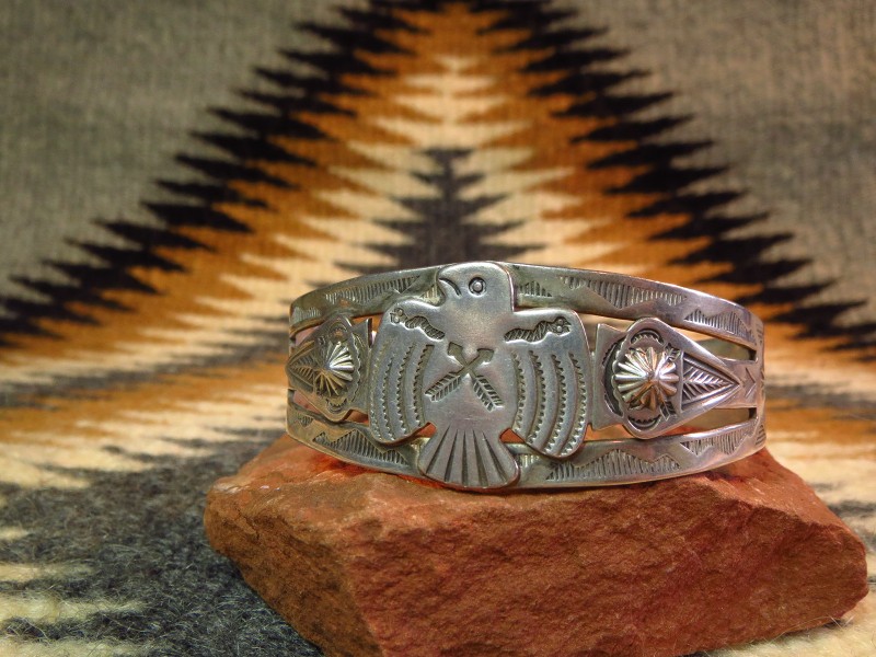INDIAN JEWELRY LEATHER ARTSCRAFTS Tah'bah TRADERS / Antique Thunderbird   Arrowheads Applique Silver Cuff c.1940