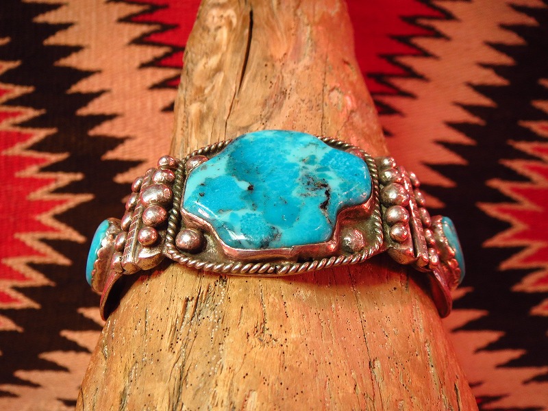 INDIAN JEWELRY LEATHER ARTSCRAFTS Tah'bah TRADERS / 【Mark Chee】 Navajo  Wide Cuff with Kingman Turquoise c.1950～