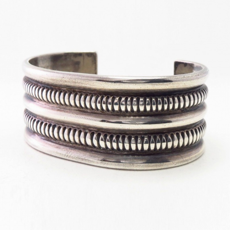 Attributed to【NAVAJO GUILD】Chiseled Silver Wide Cuff c.1940～