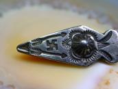 Antique 卍 Stamped Arrowhead Shape Small Silver Pin  c.1925～
