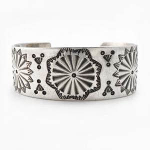 【NAVAJO GUILD】Concho Stamped Heavy Ingot Silver Cuff c.1945～