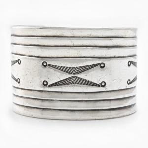 Attr.to【NAVAJO GUILD】Chiseled Ingot Silver Wide Cuff c.1935～
