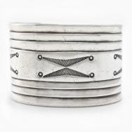 Attr.to【NAVAJO GUILD】Chiseled Ingot Silver Wide Cuff c.1935～