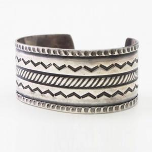 【UITA22】Vtg Navajo Chevron Stamped Silver Wide Cuff  c.1945～