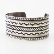 【UITA22】Vtg Navajo Chevron Stamped Silver Wide Cuff  c.1945～