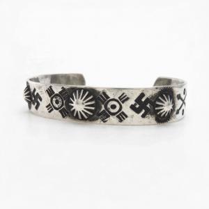 【Arrow Novelty】Repouse & 卍 Stamped Coin Silver Cuff  c.1925～