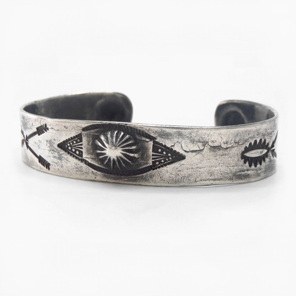 Atq Navajo Repoused & Arrows Stamped IngotSilver Cuff c.1920