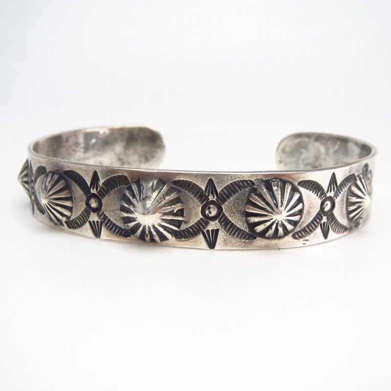 Atq Shell Repousse & 卍 Stamped Silver Cuff Bracelet  c.1925～