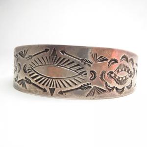 Antique Arrow & 卍 Stamped Silver Cuff Bracelet  c.1925～