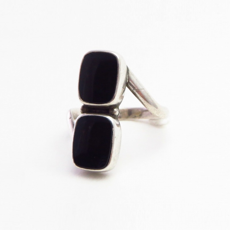 【GARDEN OF THE GODS】 Atq Silver Ring w/Two Black Onyx c.1940