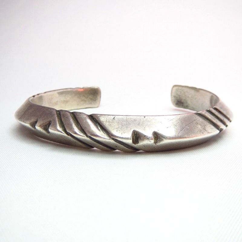 Vintage Engraving Heavy TriangleWire Cuff  c.1970