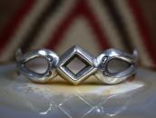Vintage Navajo Stamped Sandcast Cuff in Silver  c.1940～