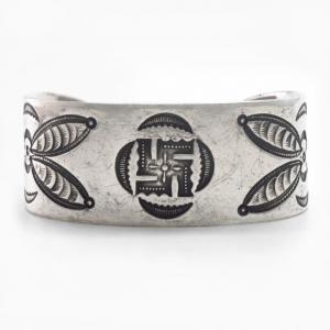 Atq Navajo 卍 & Butterfly Stamped Ingot Silver Cuff  c.1920～