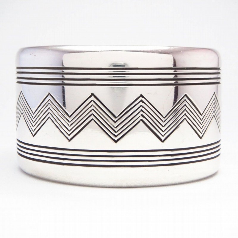 【Thomas Curtis】 Navajo Chevron Lined Heavy Silver Wide Cuff