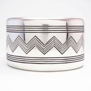 【Thomas Curtis】 Navajo Chevron Lined Heavy Silver Wide Cuff