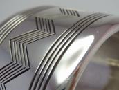 【Thomas Curtis】 Navajo Chevron Lined Heavy Silver Wide Cuff