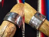 【Thomas Curtis】 Navajo Chevron Lined Heavy Silver Wide Cuff