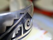 【Lawrence Saufkie】Hopi Silver Overlay Domed Wide Cuff c.1980