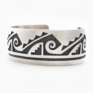 【Lawrence Saufkie】Hopi Silver Overlay Domed Wide Cuff c.1980