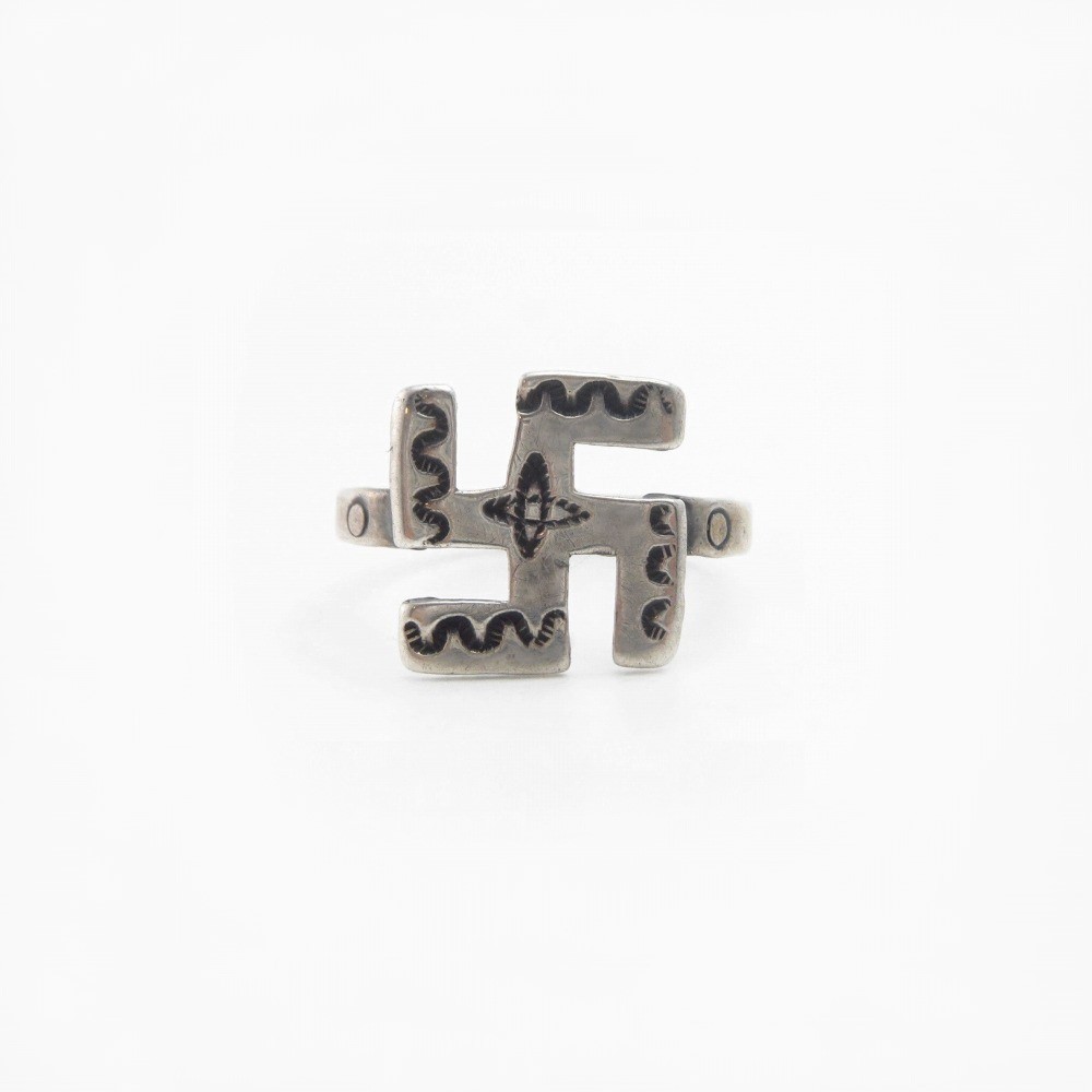 Atq Navajo 卍 Face Narrow Shank Small Ring in Silver c.1925～