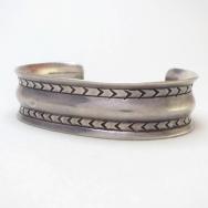 【NAVAJO GUILD】 Vintage Repoused Silver Cuff Bracelet c.1945～