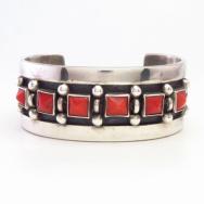 Vintage Navajo Pyramidal Cut Coral Row Cuff Bracelet c.1960～